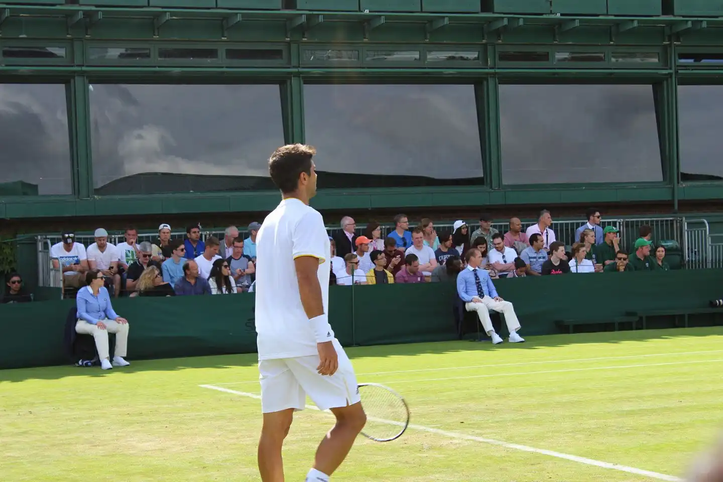 Kuva tennispelaajasta kentällä